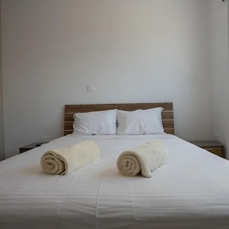 Special Offer - Modern Apartment, Walking Distance To Beach, Hot Tub, Bbq, Rooftop Sea Views Paphos