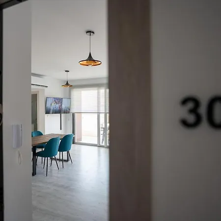 Special Offer - Modern Apartment, Walking Distance To Beach, Hot Tub, Bbq, Rooftop Sea Views * Paphos