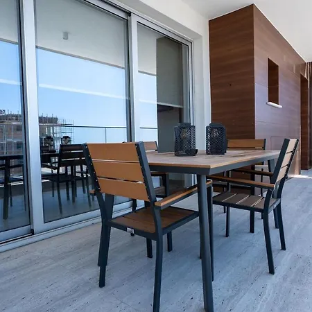 Special Offer - Modern Apartment, Walking Distance To Beach, Hot Tub, Bbq, Rooftop Sea Views *