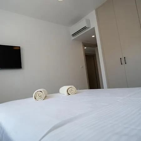 Special Offer - Modern Apartment, Walking Distance To Beach, Hot Tub, Bbq, Rooftop Sea Views Paphos