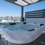 Modern Apartment, Walking Distance To Beach, Hot Tub, Bbq, Rooftop Sea Views Apartment *