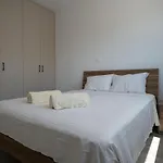 Modern Apartment, Walking Distance To Beach, Hot Tub, Bbq, Rooftop Sea Views Paphos