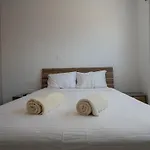 Modern Apartment, Walking Distance To Beach, Hot Tub, Bbq, Rooftop Sea Views Paphos