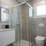 Modern Apartment, Walking Distance To Beach, Hot Tub, Bbq, Rooftop Sea Views *