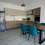 Modern Apartment, Walking Distance To Beach, Hot Tub, Bbq, Rooftop Sea Views Apartment *