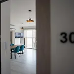 Modern Apartment, Walking Distance To Beach, Hot Tub, Bbq, Rooftop Sea Views * Paphos