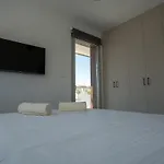 Modern Apartment, Walking Distance To Beach, Hot Tub, Bbq, Rooftop Sea Views Paphos