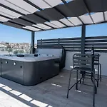 Apartment Modern Apartment, Walking Distance To Beach, Hot Tub, Bbq, Rooftop Sea Views