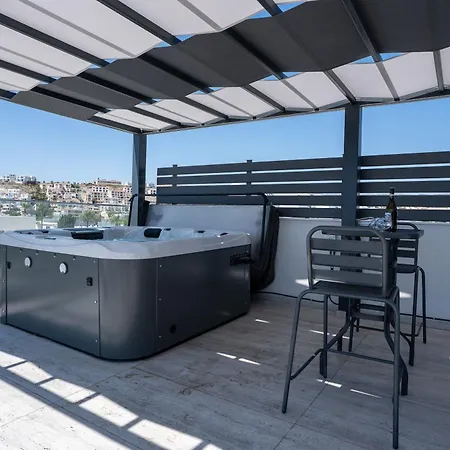 Stylish Walking Distance To Beach, Hot Tub, Bbq, Rooftop Sea Views דירה פאפוס