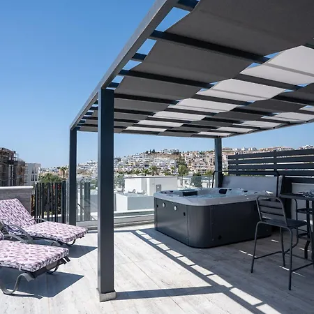 Stylish Walking Distance To Beach, Hot Tub, Bbq, Rooftop Sea Views דירה