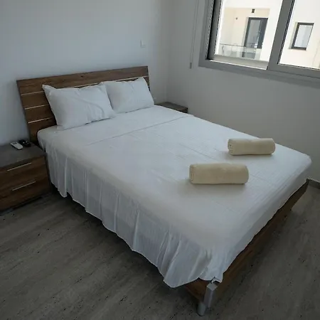 Stylish Walking Distance To Beach, Hot Tub, Bbq, Rooftop Sea Views דירה פאפוס