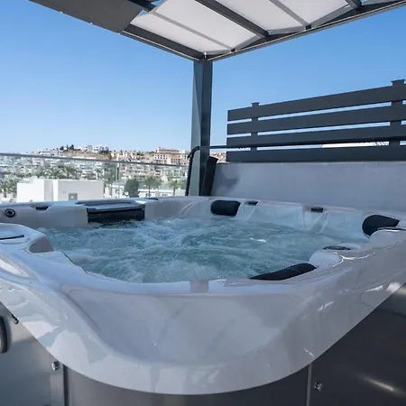 Stylish Walking Distance To Beach, Hot Tub, Bbq, Rooftop Sea Views דירה *