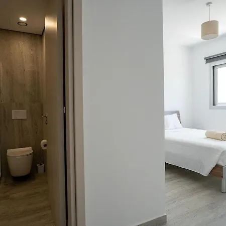 Stylish Walking Distance To Beach, Hot Tub, Bbq, Rooftop Sea Views דירה פאפוס