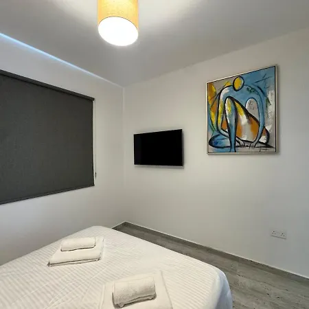 Special Offer - Modern Apartment, Walking Distance To Beach, Hot Tub, Bbq, Rooftop Sea Views * Pafos