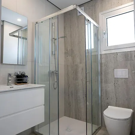 Special Offer - Modern Apartment, Walking Distance To Beach, Hot Tub, Bbq, Rooftop Sea Views *