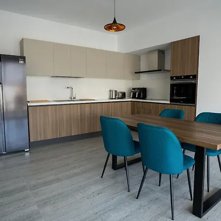 Stylish Walking Distance To Beach, Hot Tub, Bbq, Rooftop Sea Views דירה *