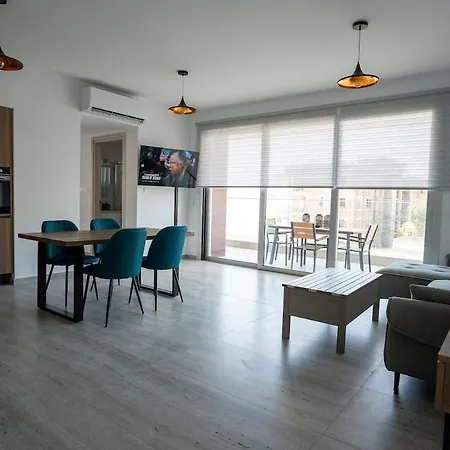 דירה Modern Apartment, Walking Distance To Beach, Hot Tub, Bbq, Rooftop Sea Views *