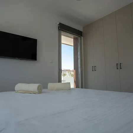 Modern Apartment, Walking Distance To Beach, Hot Tub, Bbq, Rooftop Sea Views פאפוס