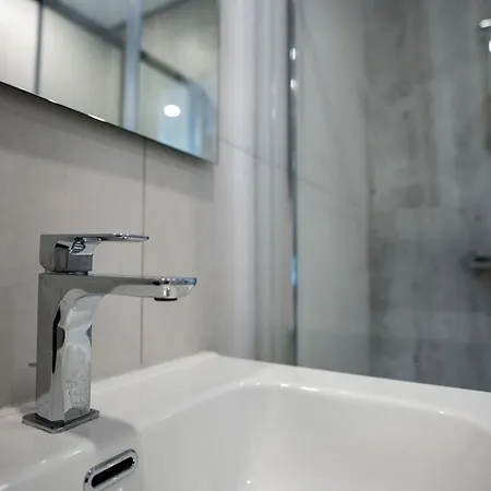 דירה Stylish Walking Distance To Beach, Hot Tub, Bbq, Rooftop Sea Views