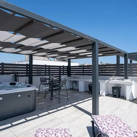 דירה Stylish Walking Distance To Beach, Hot Tub, Bbq, Rooftop Sea Views