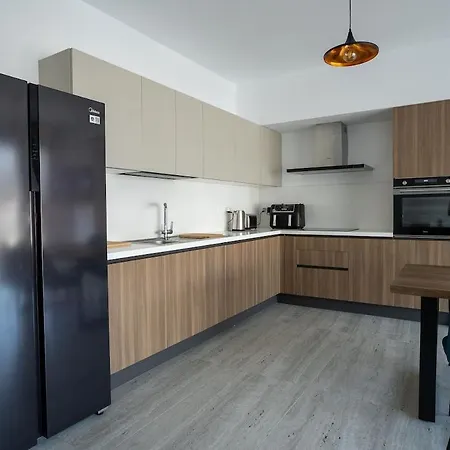 Special Offer - Modern Apartment, Walking Distance To Beach, Hot Tub, Bbq, Rooftop Sea Views *