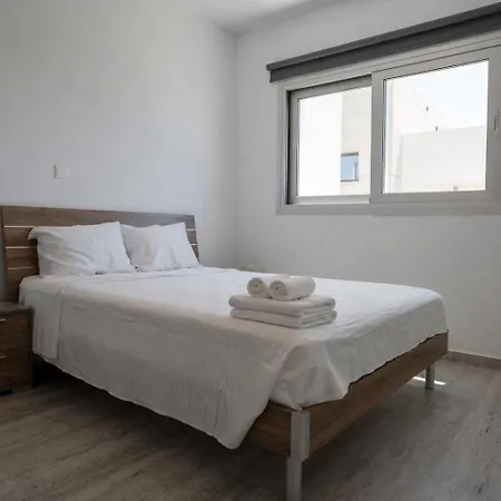 Stylish Walking Distance To Beach, Hot Tub, Bbq, Rooftop Sea Views *