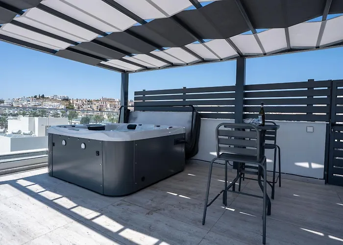 Special Offer - Modern Apartment, Walking Distance To Beach, Hot Tub, Bbq, Rooftop Sea Views Lejlighed Paphos