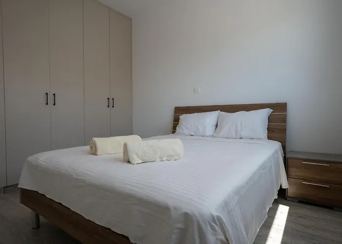 Special Offer - Modern Apartment, Walking Distance To Beach, Hot Tub, Bbq, Rooftop Sea Views Paphos