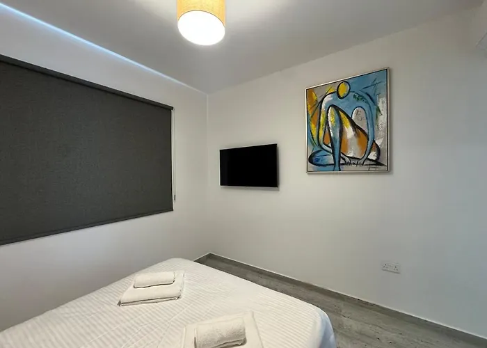 Special Offer - Modern Apartment, Walking Distance To Beach, Hot Tub, Bbq, Rooftop Sea Views * Paphos
