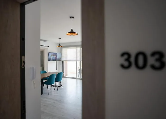 Special Offer - Modern Apartment, Walking Distance To Beach, Hot Tub, Bbq, Rooftop Sea Views * Paphos