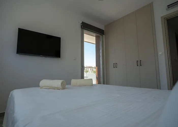 Special Offer - Modern Apartment, Walking Distance To Beach, Hot Tub, Bbq, Rooftop Sea Views Paphos