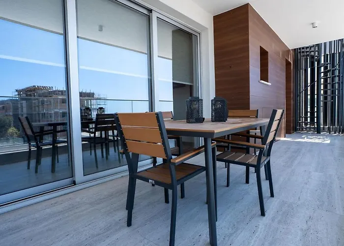 Special Offer - Modern Apartment, Walking Distance To Beach, Hot Tub, Bbq, Rooftop Sea Views *