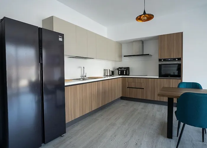 Special Offer - Modern Apartment, Walking Distance To Beach, Hot Tub, Bbq, Rooftop Sea Views *