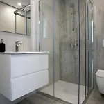 Daire Modern Apartment, Walking Distance To Beach, Hot Tub, Bbq, Rooftop Sea Views *