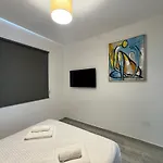 Modern Apartment, Walking Distance To Beach, Hot Tub, Bbq, Rooftop Sea Views * Pafos