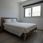 Modern Apartment, Walking Distance To Beach, Hot Tub, Bbq, Rooftop Sea Views *