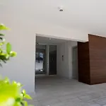 Daire Modern Apartment, Walking Distance To Beach, Hot Tub, Bbq, Rooftop Sea Views Pafos